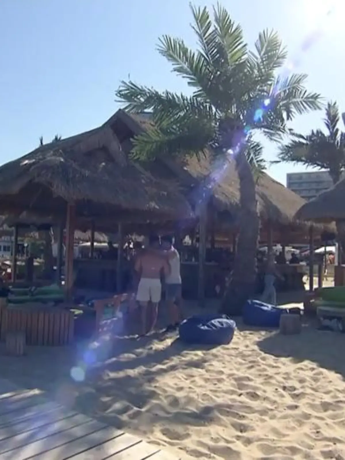 Gedränge, Alkohol, Touristen, die von Corona offenbar nichts wissen wollen: In immer mehr Urlaubsorten werden Partys gefeiert, als gäbe es keine Pandemie. Für den Ballermann auf Mallorca hatte das drastische Folgen: Dort müssen alle Lokale für mindestens zwei Monate wieder schließen. Nach Aufnahmen aus dem überfüllten „Almstadl“ am bulgarischen Goldstrand fragen sich jetzt viele: Drohen auch hier harte Verbote? RTL hat sich vor Ort umgesehen. Wie Urlauber und Kneipenbetreiber die Lage einschätzen, sehen Sie im Video.