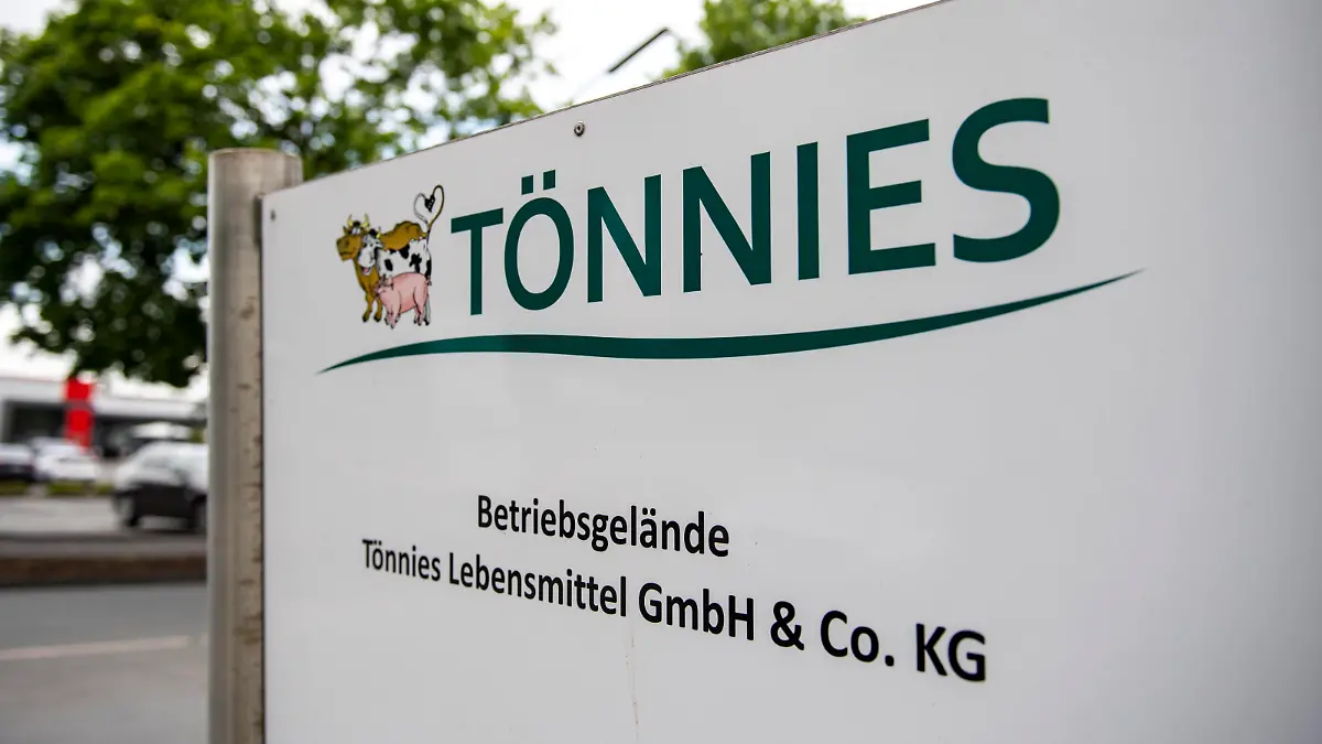 Außengelände Fleischwerk Tönnies Wirtschaft: Tönnies, Schlachtbetriebe sind während der Coronakrise in der Kritik wegen Werkvertragsarbeiter. Außengelände der Tönnies Lebensmittel GmbH & Co. KG in Rheda-Wiedenbrück Nordrhein-Westfalen. Rheda-Wiedenbrück Nordrhein-Westfalen Deutschland *** Outside area Fleischwerk Tönnies Economy Tönnies, slaughterhouses are under criticism during the Corona crisis because of contract workers Outside area of Tönnies Lebensmittel GmbH Co KG in Rheda Wiedenbrück North Rhine-Westphalia Rheda Wiedenbrück North Rhine-Westphalia Germany Copyright: xInderlied/Kirchner-Mediax