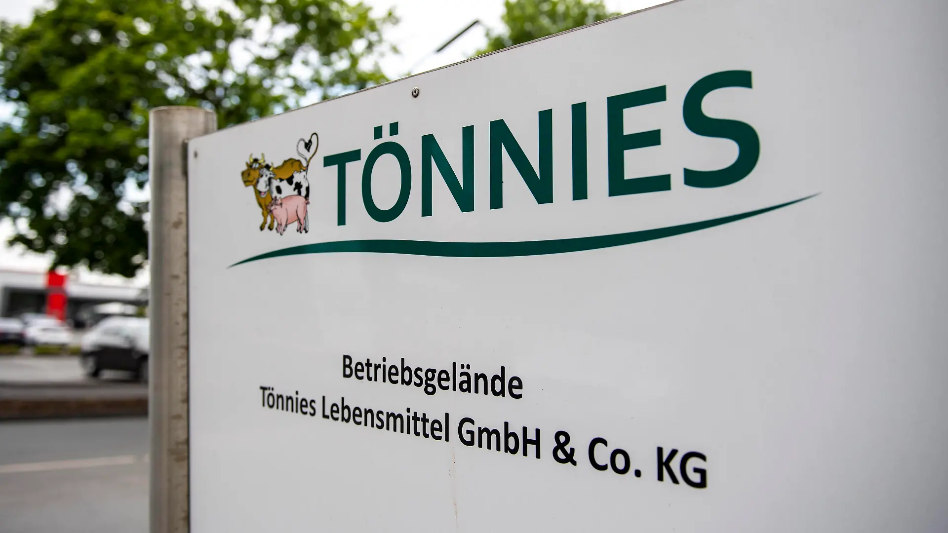  Außengelände Fleischwerk Tönnies Wirtschaft: Tönnies, Schlachtbetriebe sind während der Coronakrise in der Kritik wegen Werkvertragsarbeiter. Außengelände der Tönnies Lebensmittel GmbH & Co. KG in Rheda-Wiedenbrück Nordrhein-Westfalen. Rheda-Wiedenbrück Nordrhein-Westfalen Deutschland *** Outside area Fleischwerk Tönnies Economy Tönnies, slaughterhouses are under criticism during the Corona crisis because of contract workers Outside area of Tönnies Lebensmittel GmbH Co KG in Rheda Wiedenbrück North Rhine-Westphalia Rheda Wiedenbrück North Rhine-Westphalia Germany Copyright: xInderlied/Kirchner-Mediax