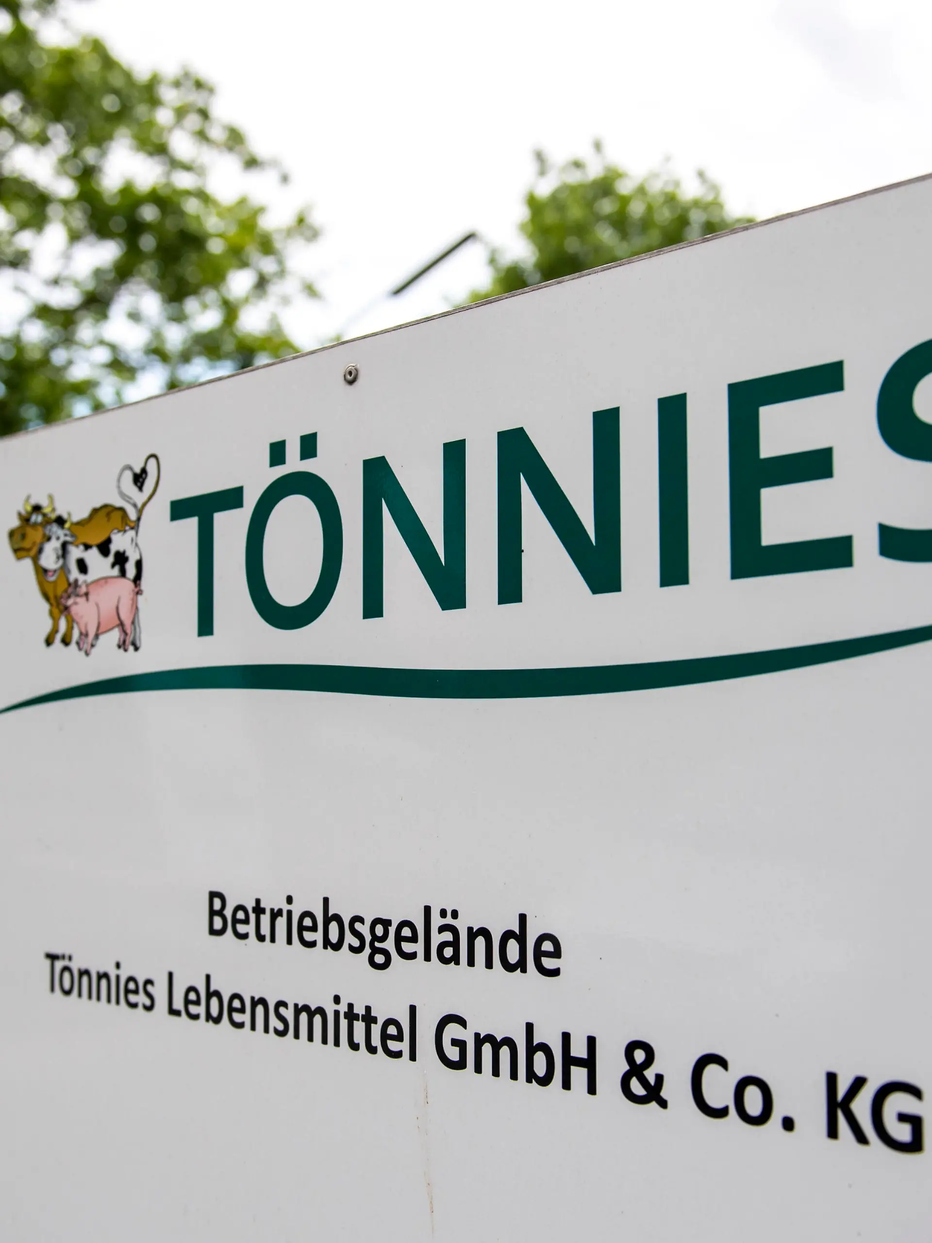  Außengelände Fleischwerk Tönnies Wirtschaft: Tönnies, Schlachtbetriebe sind während der Coronakrise in der Kritik wegen Werkvertragsarbeiter. Außengelände der Tönnies Lebensmittel GmbH & Co. KG in Rheda-Wiedenbrück Nordrhein-Westfalen. Rheda-Wiedenbrück Nordrhein-Westfalen Deutschland *** Outside area Fleischwerk Tönnies Economy Tönnies, slaughterhouses are under criticism during the Corona crisis because of contract workers Outside area of Tönnies Lebensmittel GmbH Co KG in Rheda Wiedenbrück North Rhine-Westphalia Rheda Wiedenbrück North Rhine-Westphalia Germany Copyright: xInderlied/Kirchner-Mediax