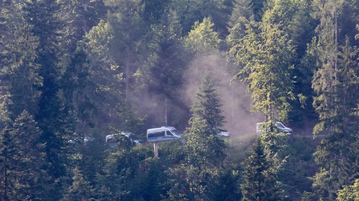 13.07.2020, Baden-Württemberg, Oppenau: RECROP - Fahrzeuge der Polizei fahren durch den Wald in der Nähe von Oppenau. Mit einem Großaufgebot hat die Polizei am Montag die Suche nach einem 31-Jährigen fortgesetzt, der vier Polizisten in Oppenau im Schwarzwald bedroht und ihnen ihre Dienstwaffen abgenommen hatte. Der Mann ohne festen Wohnsitz war nach der Tat am Sonntagmorgen in den Wald geflüchtet. Foto: Philipp von Ditfurth/dpa +++ dpa-Bildfunk +++