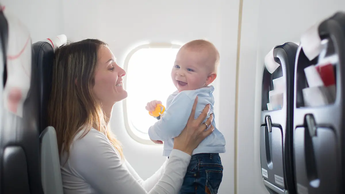 Mutter mit Baby im Flugzeug