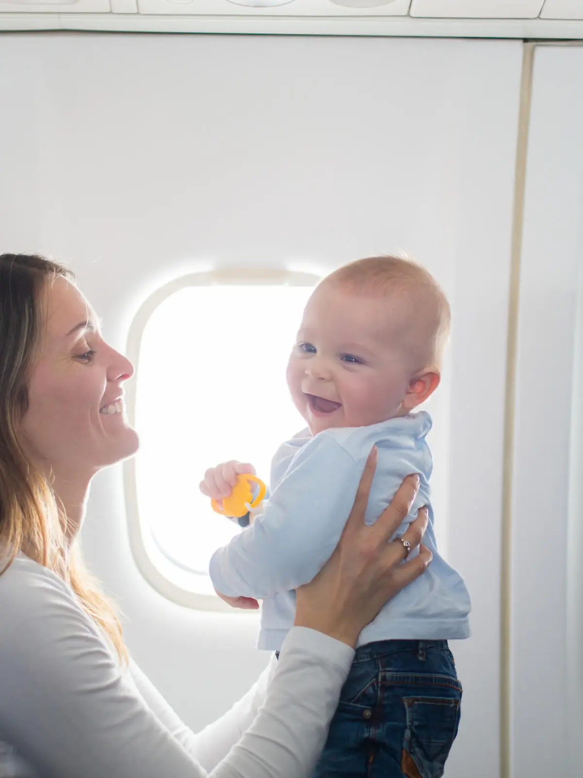 Mutter mit Baby im Flugzeug
