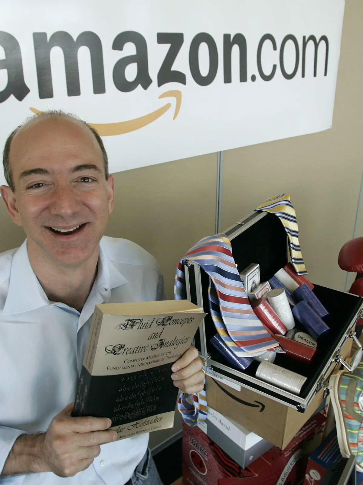 Amazon-Gründer Jeff Bezos mit dem Buch Fluid Concepts and Creative Analogies