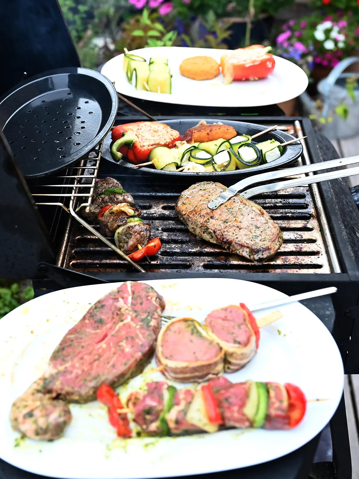 Eine Mann wendet mit einer Zange Grillfleisch auf einem Gasgrill.