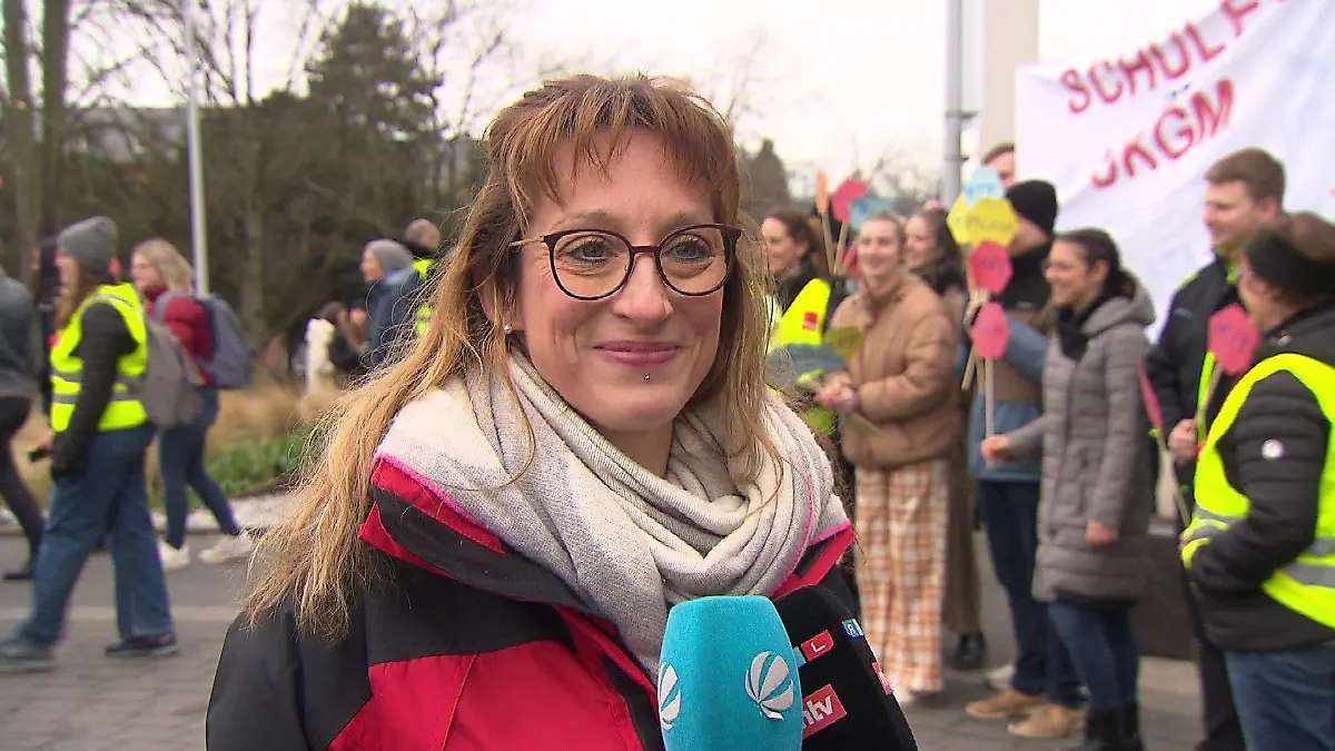 Saskia Jensch von der Gewerkschaft Verdi im UKGM beim Streik in Marburg.