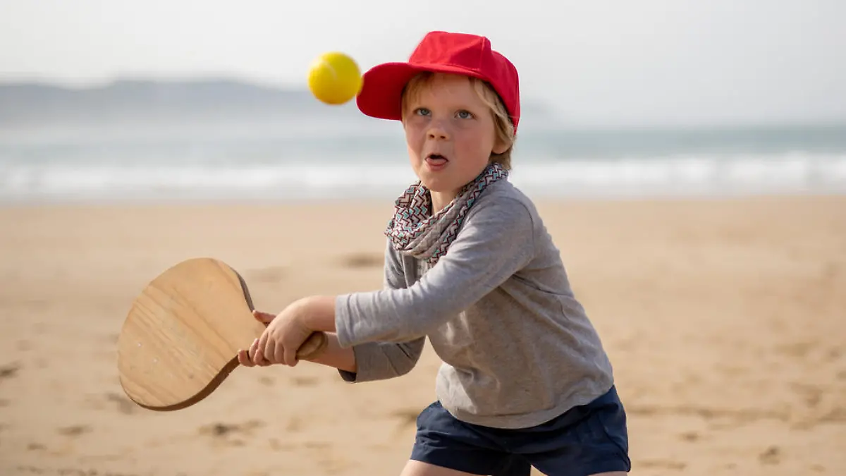 Junge spielt am Strand