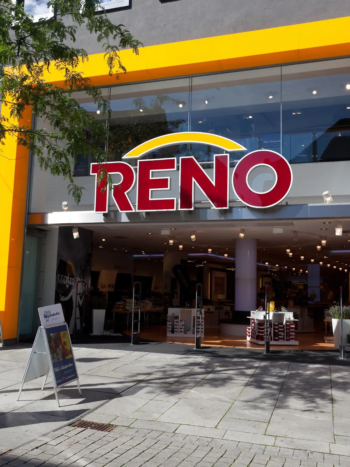 Deutschland, Osnabrück: Flagshipstore der Reno Fashion & Shoes GmbH  