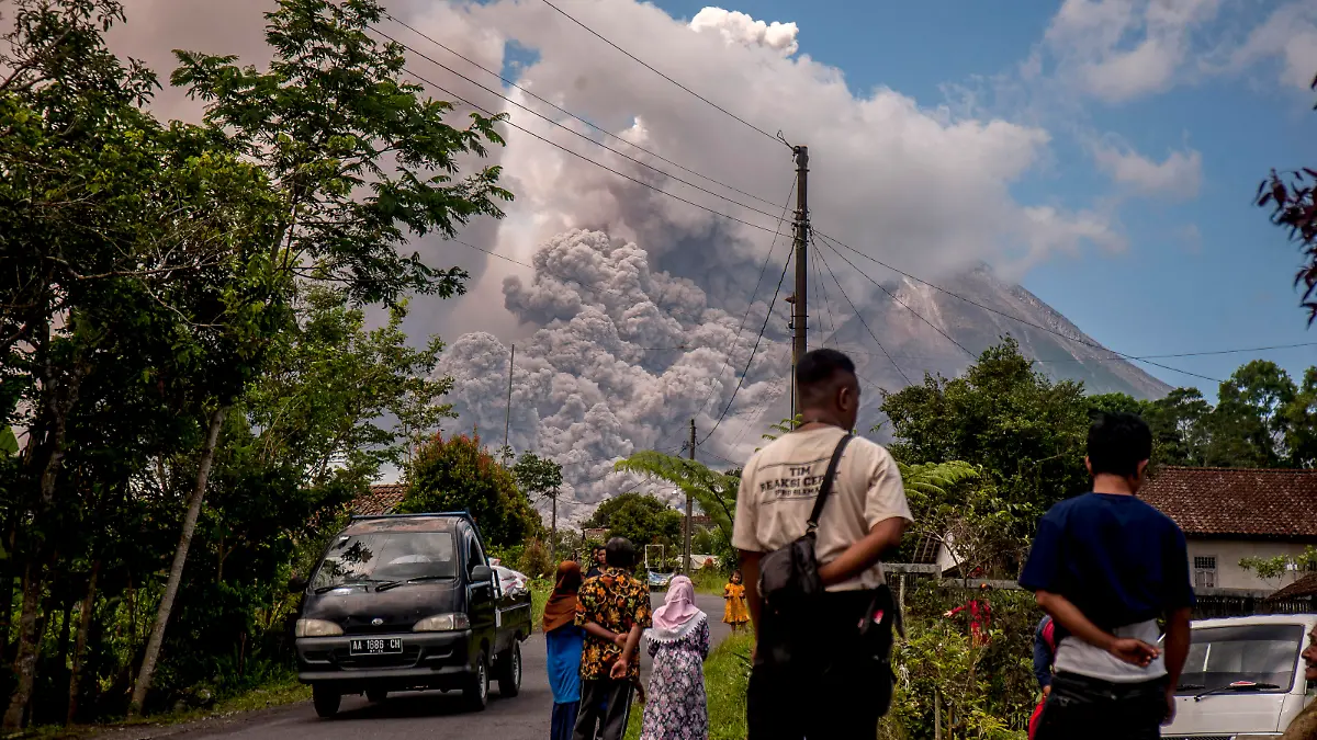 (230311) -- YOGYAKARTA, March 11, 2023 (Xinhua) -- People look at erupting Mount Merapi volcano in Yogyakarta, Indonesia, March 11, 2023. As one of Indonesia's most active volcanos, Mount Merapi volcano erupted on Saturday, spewing volcanic ash to several villages nearby, the country's Geological Disaster Technology Research and Development Center reported. (Photo by Agung Supriyanto/Xinhua)