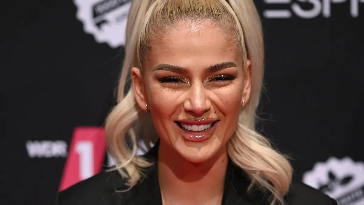 ARCHIV - 05.12.2019, Nordrhein-Westfalen, Köln: Loredana, Rapperin aus der Schweiz, kommt zur Verleihung der 1live Krone 2019 in die Jahrhunderthalle. (Zu dpa: "Loredana stürmt an die Spitze der deutschen Single-Charts") Foto: Henning Kaiser/dpa +++ dpa-Bildfunk +++