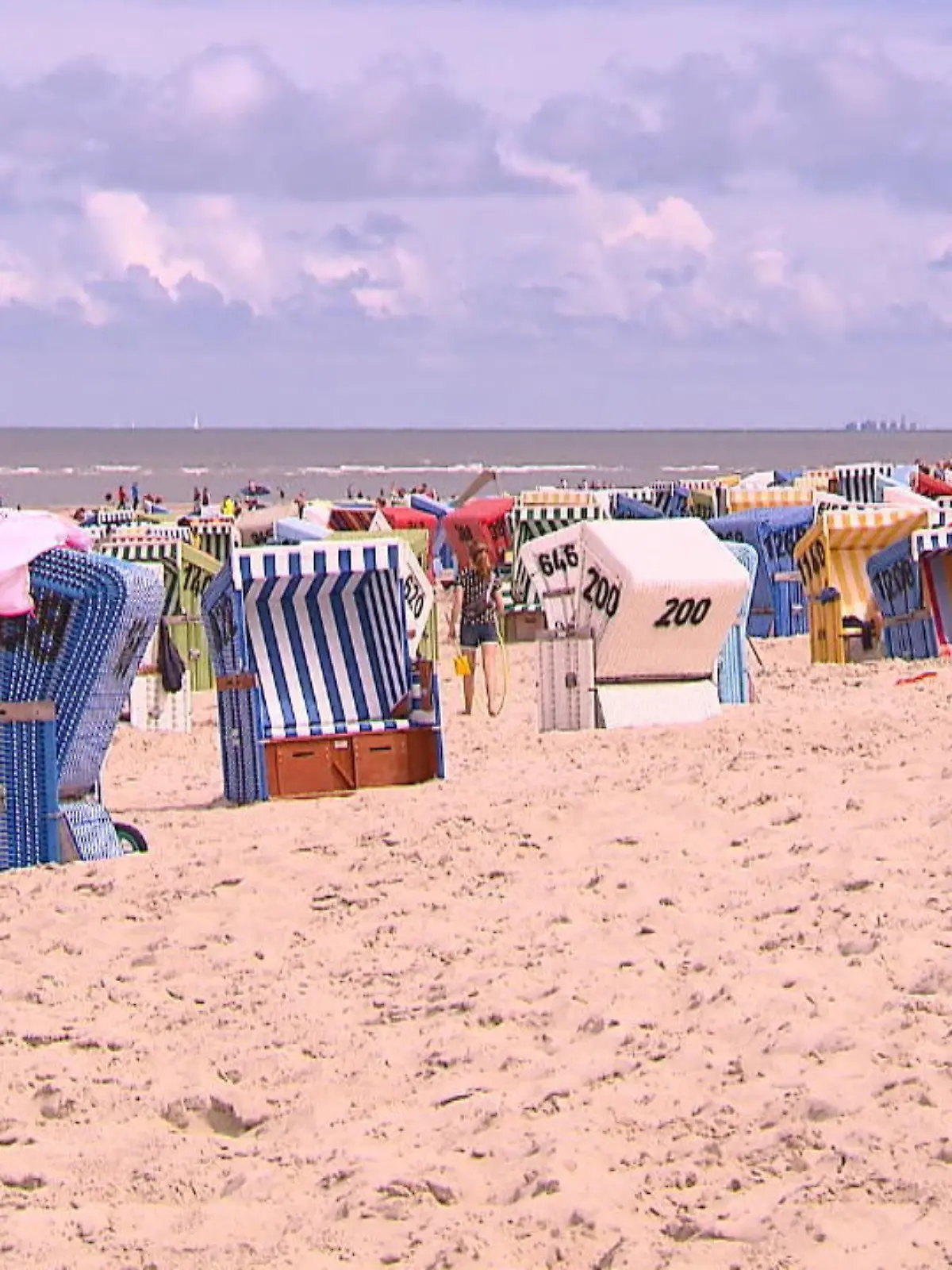Lange mussten Feriengäste und Insulaner auf den Start der Sommersaison warten. Umso schöner ist es für alle Langeoog-Liebhaber, dass Ferienspaß und Umsätze wieder anlaufen. Wie gut sich die Insel auf den Besucher-Ansturm vorbereitet hat, trotz Corona, sehen Sie im Video.  