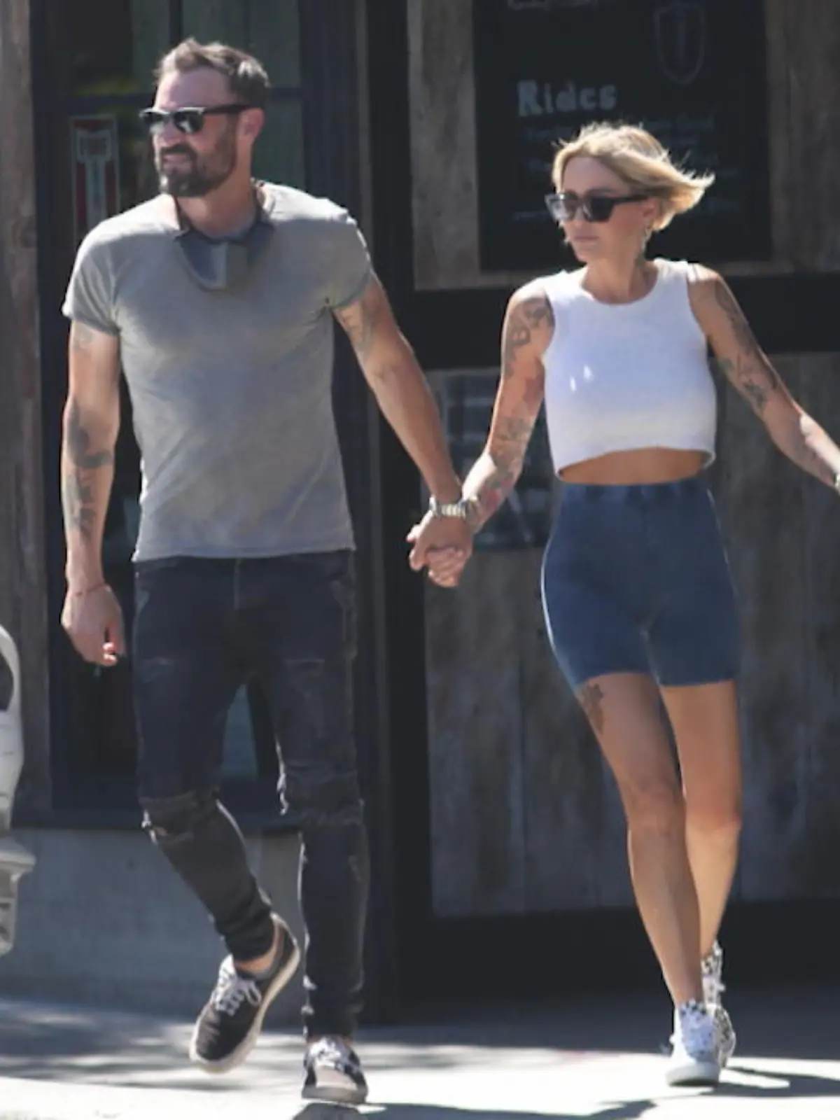 Bild zu: "Brian Austin Green und Tina Louise Hand in Hand"