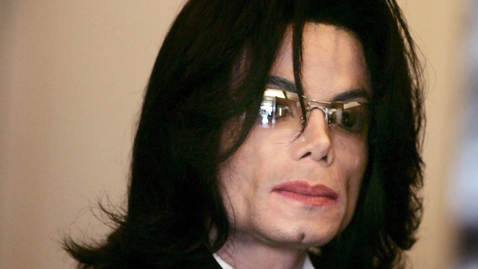 ARCHIV - 24.05.2005, USA, Santa_Maria: US-Popstar Michael Jackson. Die große Ausstellung «Michael Jackson: On the Wall» kommt vom 22. März bis zum 14. Juli 2019 nach Bonn in die Bundeskunsthalle. (zu dpa-Jahreswechselpaket "Van Gogh, van Dyck und noch so einiges - Ausstellungshöhepunkte 2019" vom 02.01.2018) Foto: Mata/epa pool/dpa +++ dpa-Bildfunk +++