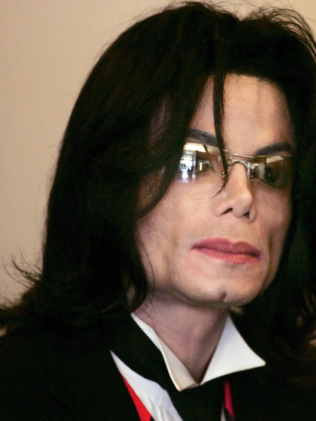ARCHIV - 24.05.2005, USA, Santa_Maria: US-Popstar Michael Jackson. Die große Ausstellung «Michael Jackson: On the Wall» kommt vom 22. März bis zum 14. Juli 2019 nach Bonn in die Bundeskunsthalle. (zu dpa-Jahreswechselpaket "Van Gogh, van Dyck und noch so einiges - Ausstellungshöhepunkte 2019" vom 02.01.2018) Foto: Mata/epa pool/dpa +++ dpa-Bildfunk +++