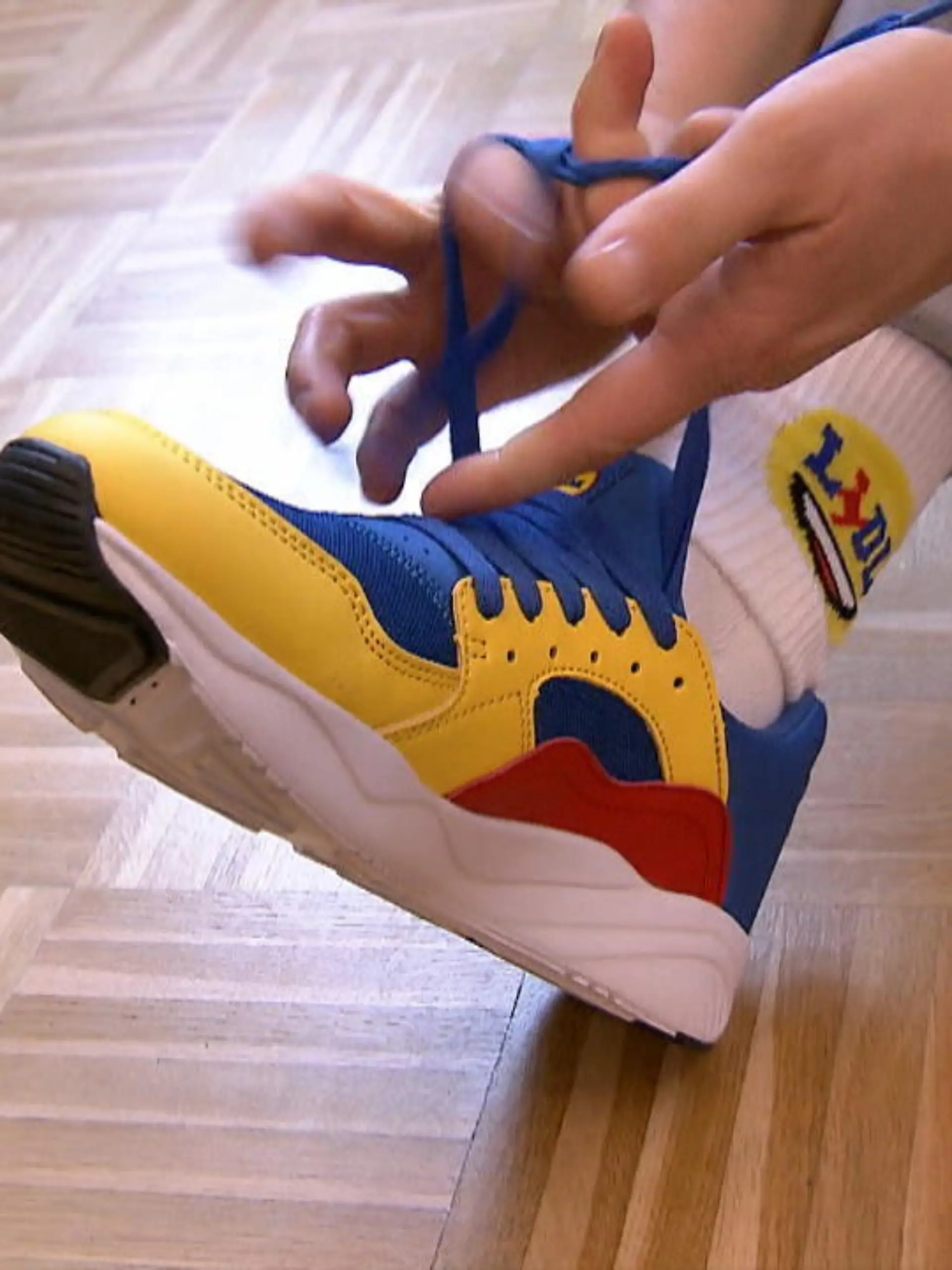 Schlappen, Shirts und Sneaker - LIDL bringt eine eigene Kollektion mit eigenem Logo heraus und die Käufer lieben es! Was den LIDL-Hype ausmacht.