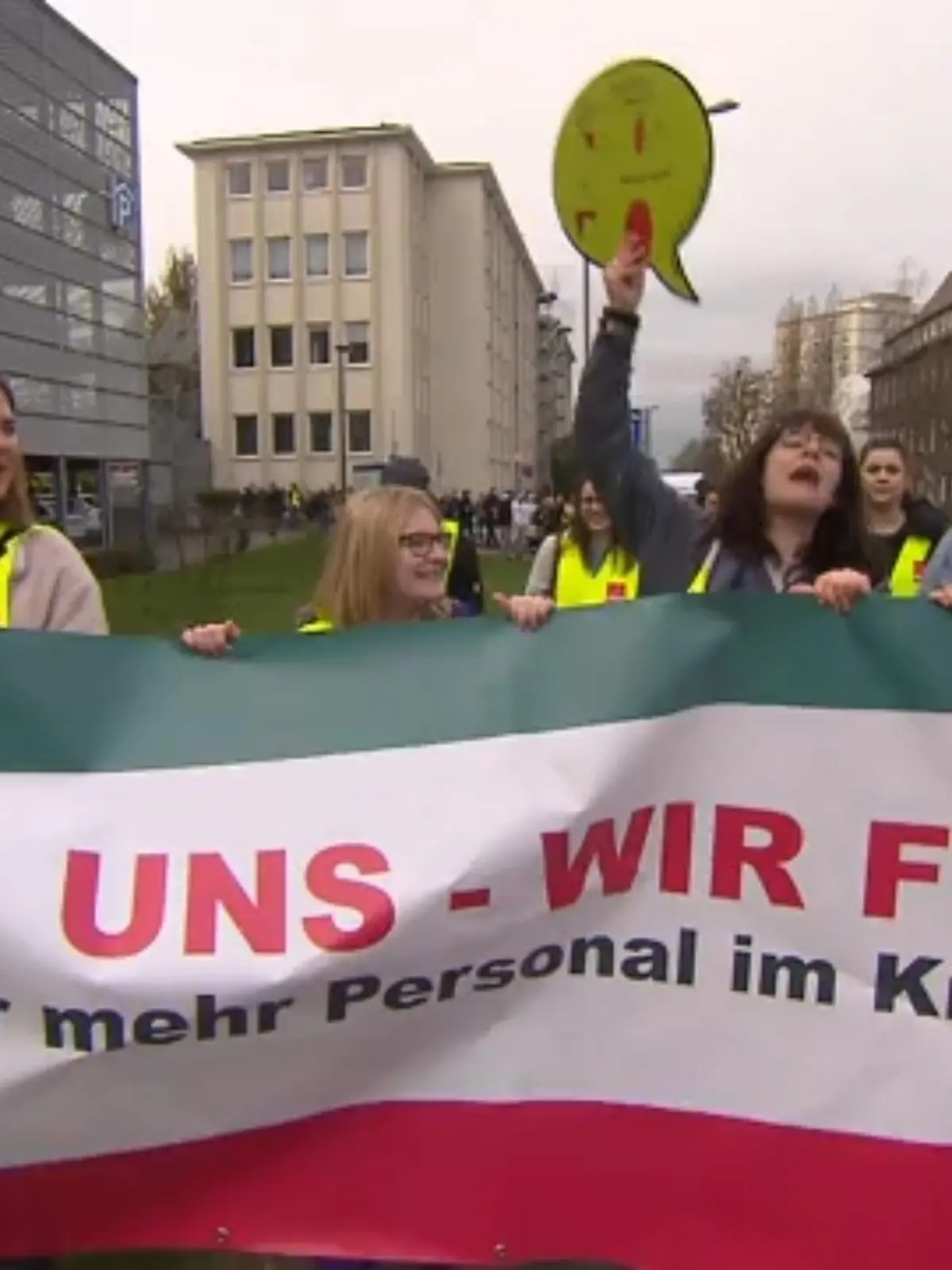 „Wir sind sehr gut ausgebildet, können mit der Personaldecke Patienten aber nicht so professionell betreuen, wie wir es eigentlich könnten“ - Anette Freitag arbeitet im Universitätsklinikum Gießen und Marburg (UKGM) in der inneren Medizin. Am liebsten würde sie kranken Menschen helfen – allerdings sind ihr die Hänge gebunden. Aufgrund der prekären Situation haben sie und ihre Kolleginnen und Kollegen nun schon den dritten Tag in Folge die Arbeit niedergelegt. Im Video erzählen sie uns von ihren Problemen.