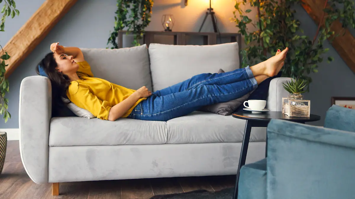 Mutter nimmt eine Auszeit auf der Couch