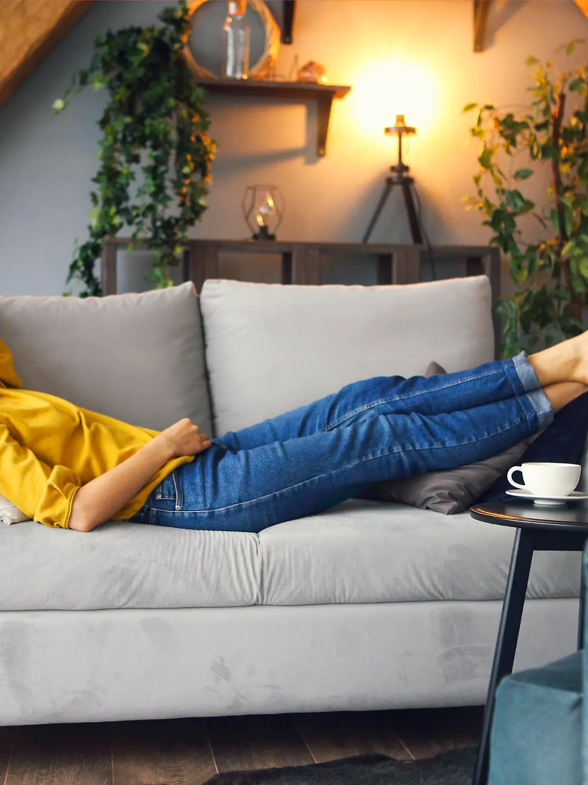 Mutter nimmt eine Auszeit auf der Couch