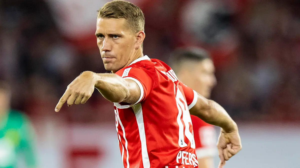 ARCHIV - 12.08.2022, Baden-Württemberg, Freiburg im Breisgau: Fußball: Bundesliga, SC Freiburg - Borussia Dortmund, 2. Spieltag im Dreisamstadion. Freiburgs Nils Petersen gestikuliert. Der Stürmer hört nach dieser Saison auf. (zu dpa: «Rekord-Joker Nils Petersen hört nach Saisonende auf») Foto: Tom Weller/dpa +++ dpa-Bildfunk +++