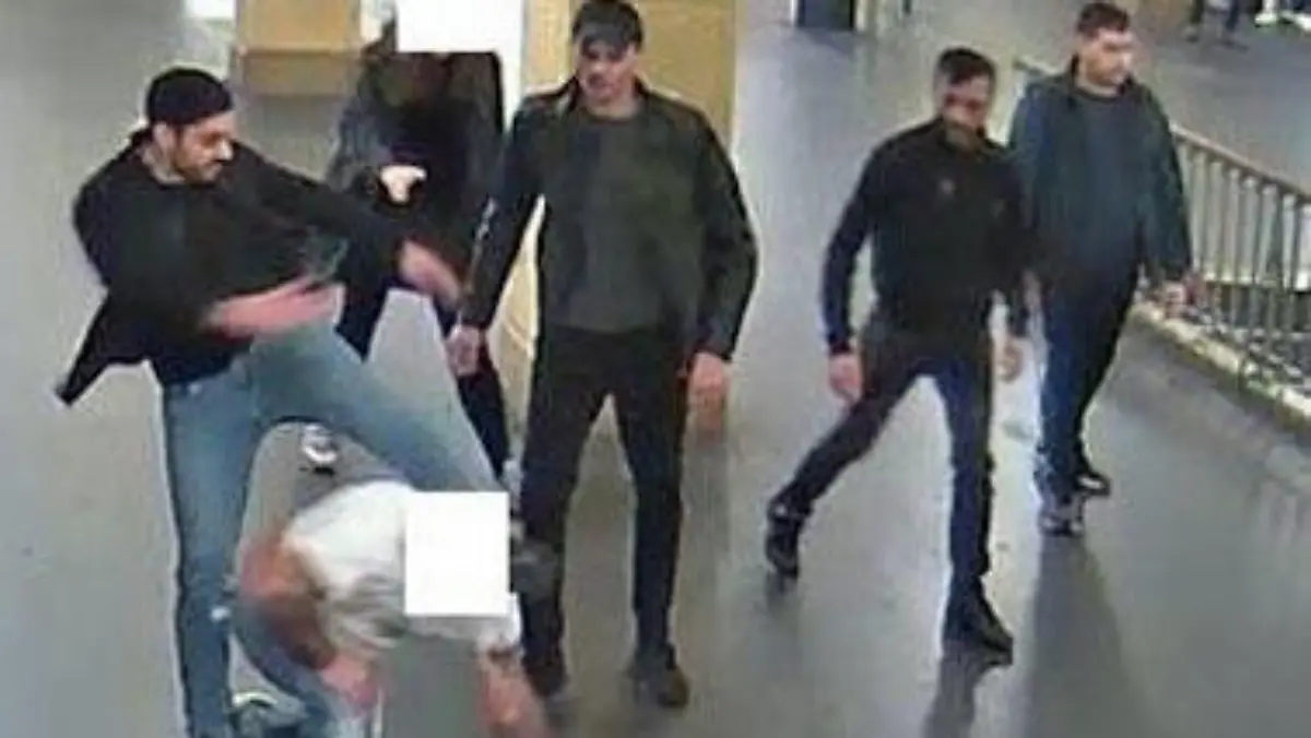 Bilder einer Überwachungskamera zeigen die brutaklen Schläger.