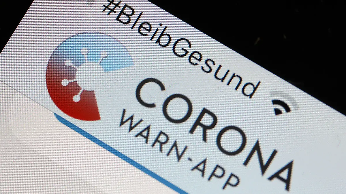 ARCHIV - 16.06.2020, Nordrhein-Westfalen, Köln: Die Corona-Warn-App mit der Seite zur Risiko-Ermittlung ist im Display eines Smartphone zu sehen (zu dpa «Corona-App noch nicht richtig mit Behörden und Laboren vernetzt»). Foto: Oliver Berg/dpa +++ dpa-Bildfunk +++