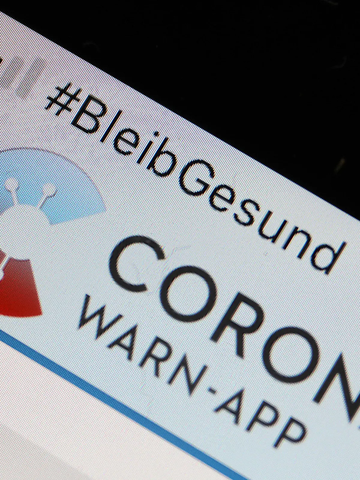ARCHIV - 16.06.2020, Nordrhein-Westfalen, Köln: Die Corona-Warn-App mit der Seite zur Risiko-Ermittlung ist im Display eines Smartphone zu sehen (zu dpa «Corona-App noch nicht richtig mit Behörden und Laboren vernetzt»). Foto: Oliver Berg/dpa +++ dpa-Bildfunk +++