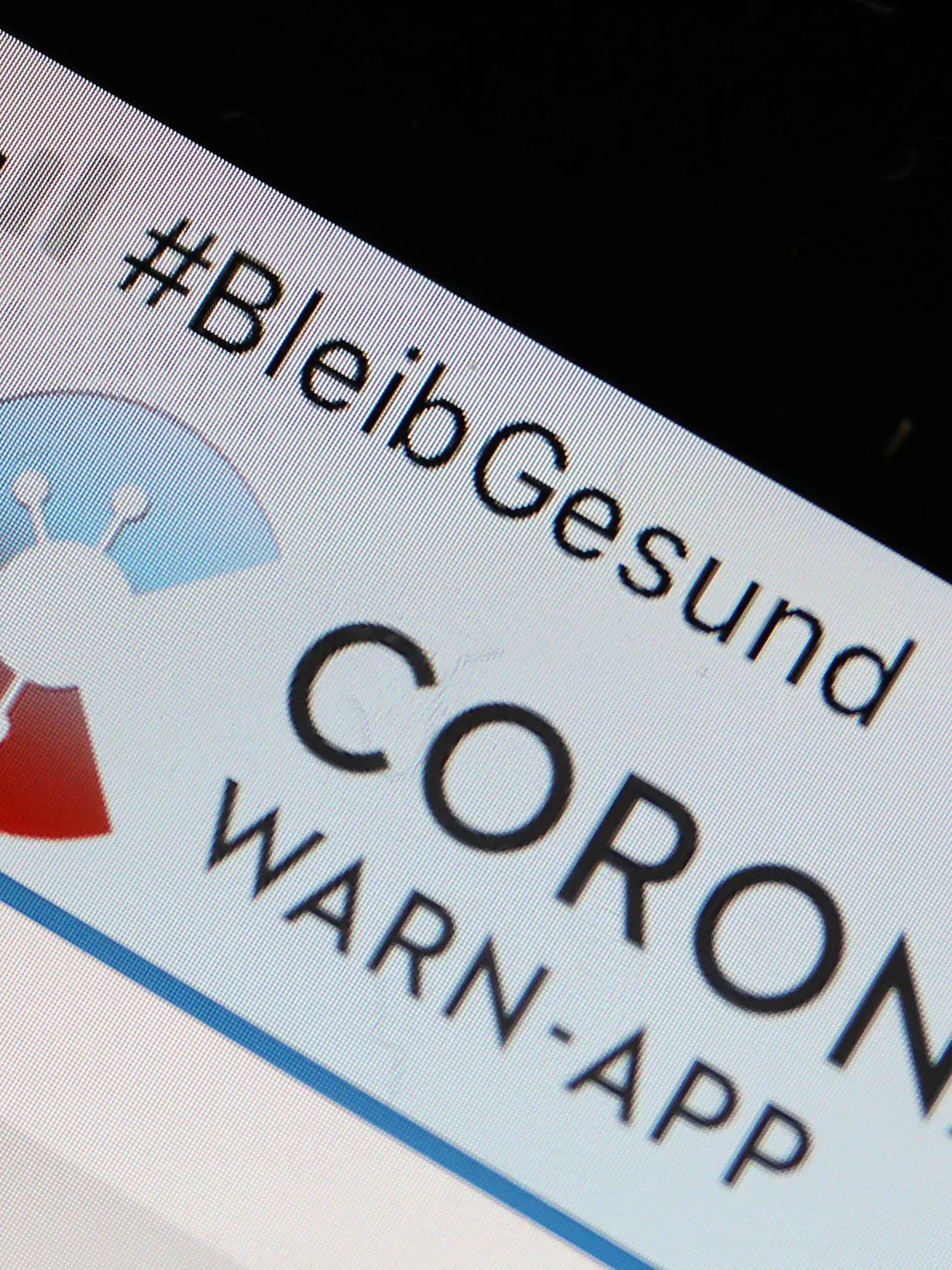 ARCHIV - 16.06.2020, Nordrhein-Westfalen, Köln: Die Corona-Warn-App mit der Seite zur Risiko-Ermittlung ist im Display eines Smartphone zu sehen (zu dpa «Corona-App noch nicht richtig mit Behörden und Laboren vernetzt»). Foto: Oliver Berg/dpa +++ dpa-Bildfunk +++