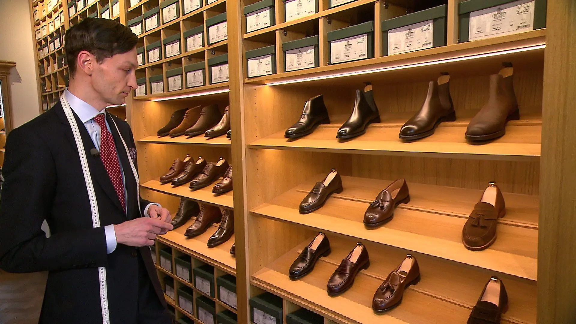 Werden es Loafer oder Oxford Schuhe, die Charles am Freitag in Hamburg tragen wird?