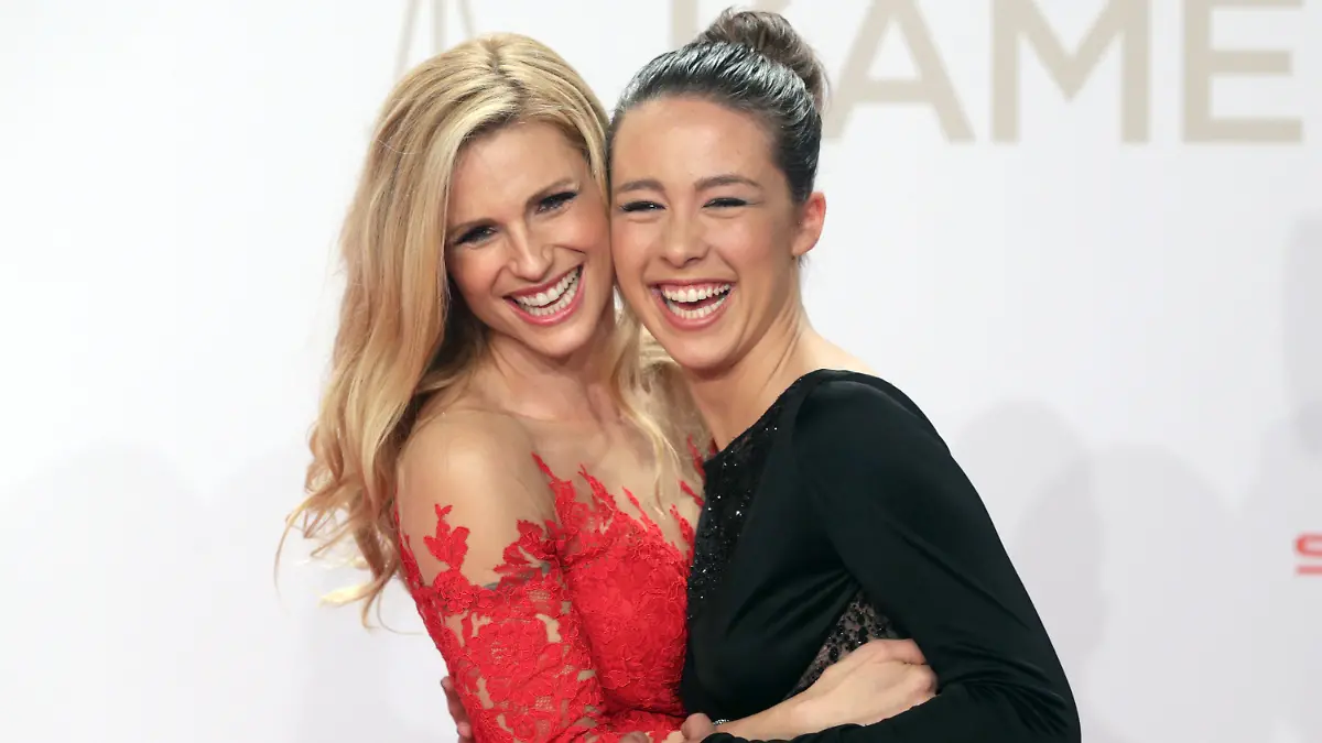 ARCHIV - 06.02.2016, Hamburg: Entertainerin Michelle Hunziker (l) und Tochter Aurora kommen zur Verleihung der 51. Goldenen Kamera. Michelle Hunziker moderiert mit ihrer Tochter Aurora Ramazotti die italienische Version von «Wetten, dass..?». (zu dpa "Hunziker moderiert mit Tochter italienisches «Wetten, dass..?" vom 02.05.2018) Foto: Axel Heimken/dpa +++ dpa-Bildfunk +++