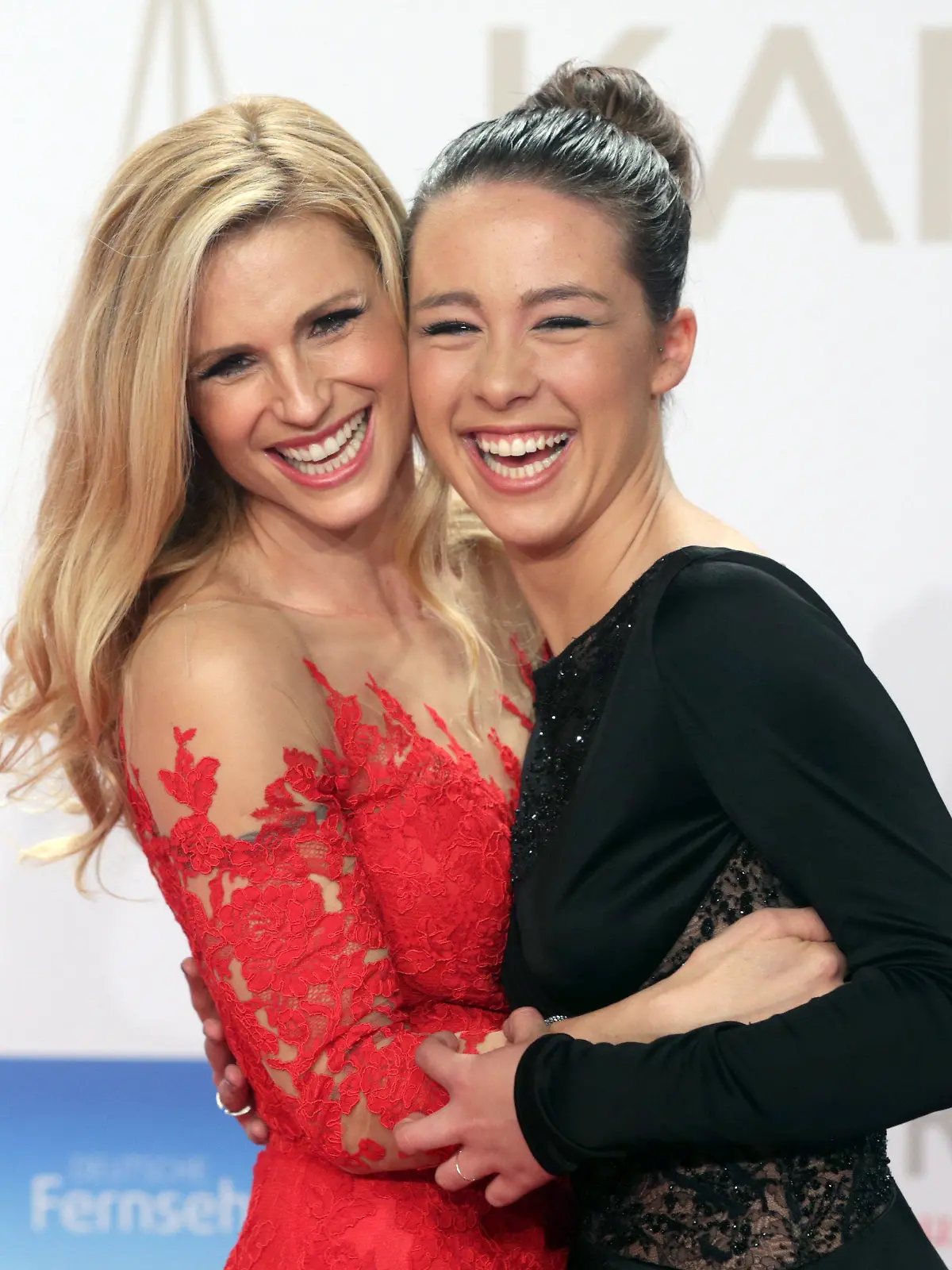 ARCHIV - 06.02.2016, Hamburg: Entertainerin Michelle Hunziker (l) und Tochter Aurora kommen zur Verleihung der 51. Goldenen Kamera. Michelle Hunziker moderiert mit ihrer Tochter Aurora Ramazotti die italienische Version von «Wetten, dass..?». (zu dpa "Hunziker moderiert mit Tochter italienisches «Wetten, dass..?" vom 02.05.2018) Foto: Axel Heimken/dpa +++ dpa-Bildfunk +++