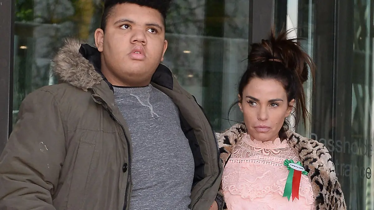 Harvey Price (l.) und seine Mutter Katie (r.)