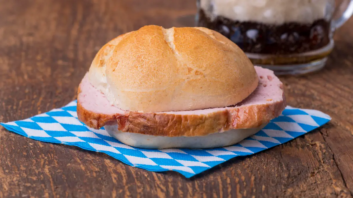 Wurde in Bayern zum Sinnbild für die Fleischpreis-Debatte: Ein Brötchen mit Leberkäse - oder bayerisch: A Leberkas-Semmeln.