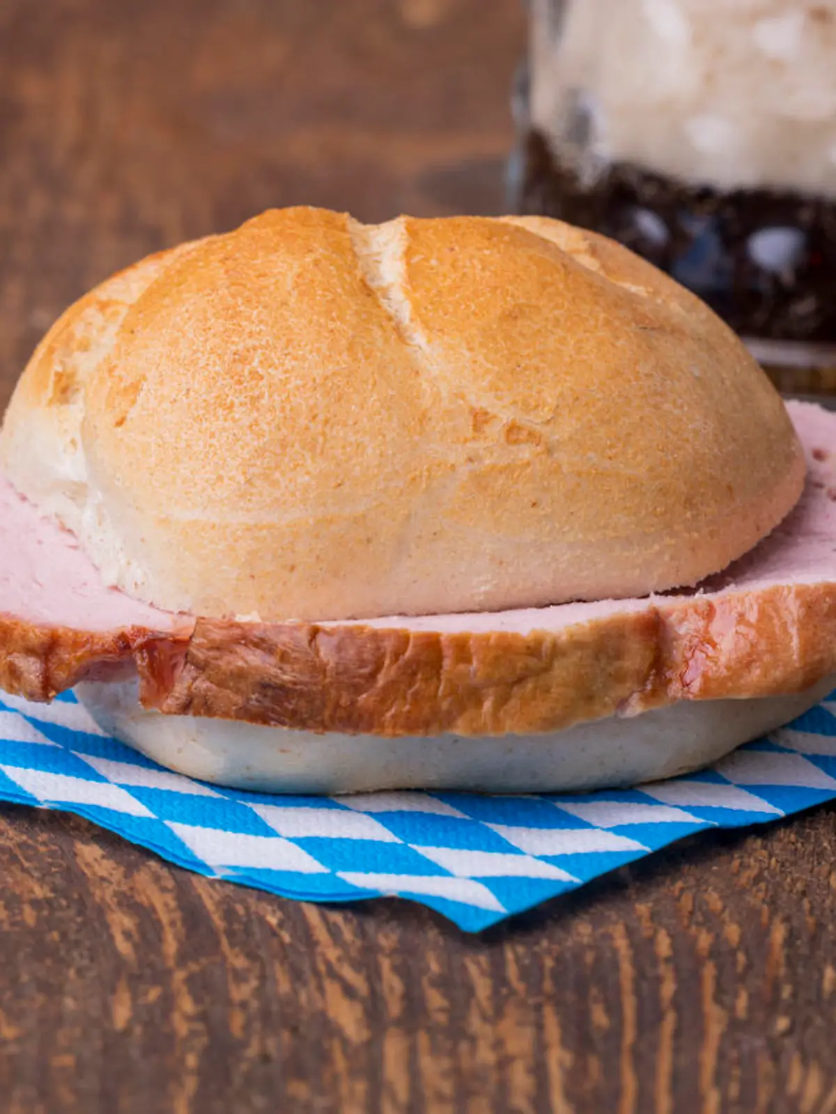 Wurde in Bayern zum Sinnbild für die Fleischpreis-Debatte: Ein Brötchen mit Leberkäse - oder bayerisch: A Leberkas-Semmeln.