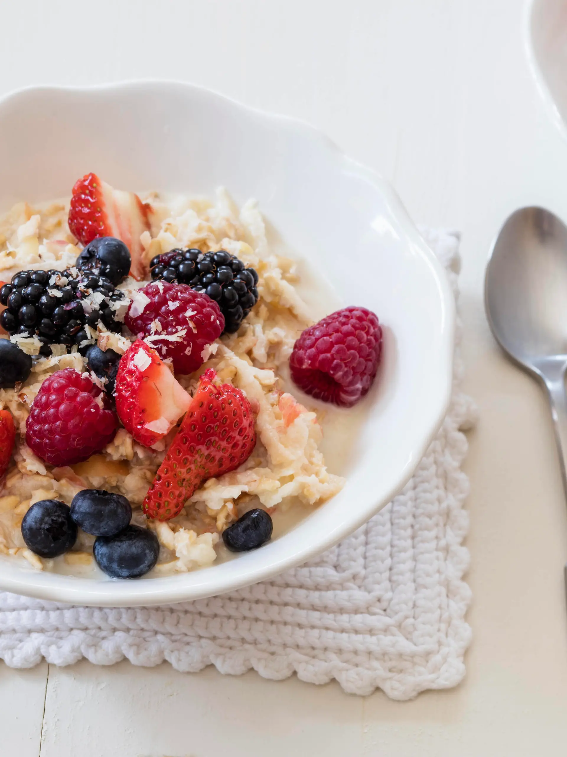 Bowls of fresh vegan muesli with various berries, currants and almond milk PUBLICATIONxINxGERxSUIxAUTxHUNxONLY EVGF03518