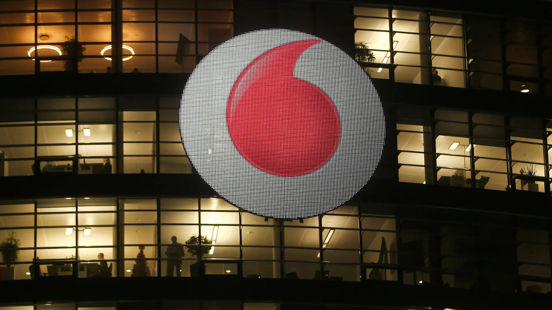 ARCHIV - 31.01.2017, Nordrhein-Westfalen, Düsseldorf: Das Logo an der Unternehmenszentrale von Vodafone GmbH. Im Zuge einer Neuausrichtung will der Telekommunikationsanbieter Vodafone Deutschland 1300 Vollzeitstellen abbauen. Vor allem im Management, bei Doppelfunktionen und in Bereichen ohne direkten Kundenkontakt sind Arbeitsplätze betroffen. (zu dpa: «Vodafone Deutschland streicht 1300 Vollzeitstellen») Foto: picture alliance / Ina Fassbender/dpa +++ dpa-Bildfunk +++