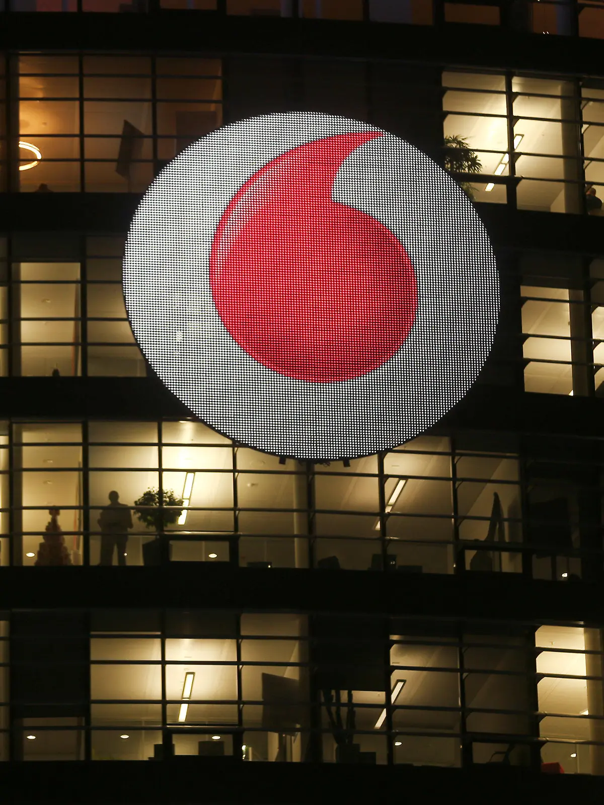 ARCHIV - 31.01.2017, Nordrhein-Westfalen, Düsseldorf: Das Logo an der Unternehmenszentrale von Vodafone GmbH. Im Zuge einer Neuausrichtung will der Telekommunikationsanbieter Vodafone Deutschland 1300 Vollzeitstellen abbauen. Vor allem im Management, bei Doppelfunktionen und in Bereichen ohne direkten Kundenkontakt sind Arbeitsplätze betroffen. (zu dpa: «Vodafone Deutschland streicht 1300 Vollzeitstellen») Foto: picture alliance / Ina Fassbender/dpa +++ dpa-Bildfunk +++