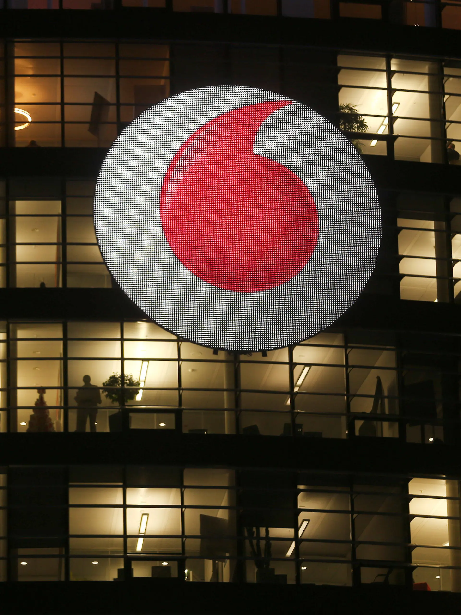 ARCHIV - 31.01.2017, Nordrhein-Westfalen, Düsseldorf: Das Logo an der Unternehmenszentrale von Vodafone GmbH. Im Zuge einer Neuausrichtung will der Telekommunikationsanbieter Vodafone Deutschland 1300 Vollzeitstellen abbauen. Vor allem im Management, bei Doppelfunktionen und in Bereichen ohne direkten Kundenkontakt sind Arbeitsplätze betroffen. (zu dpa: «Vodafone Deutschland streicht 1300 Vollzeitstellen») Foto: picture alliance / Ina Fassbender/dpa +++ dpa-Bildfunk +++