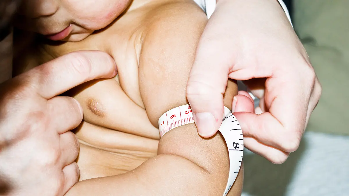 Babyspeck: Ein Baby wird ausgemessen