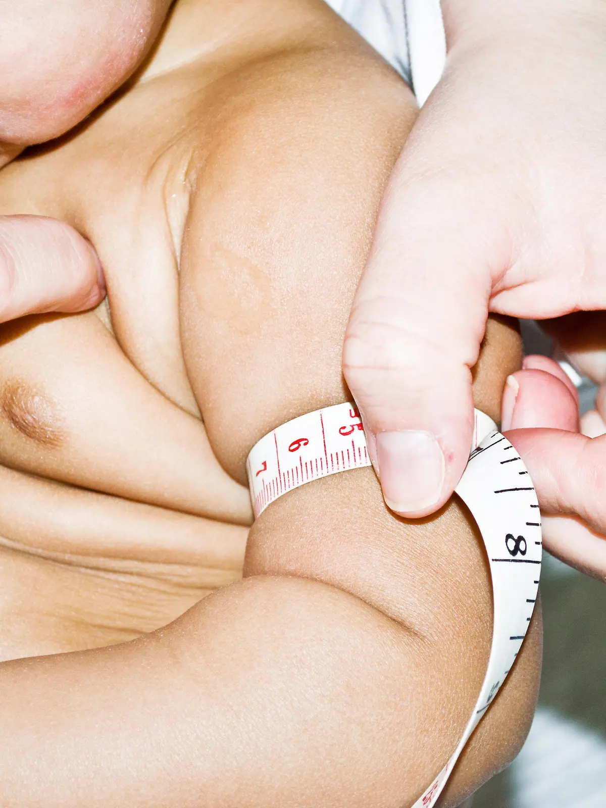 Babyspeck: Ein Baby wird ausgemessen