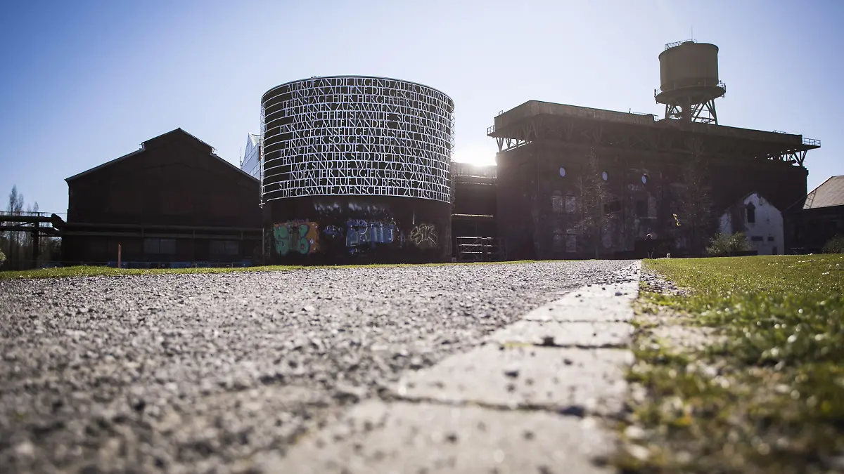 22.03.2020, Bochum, Westpark im Bild | picture shows: Menschenleer: der Bochumer Westpark rund um die Jahrhunderthalle wirken wie ausgestorben, Foto © nordphoto / Rauch