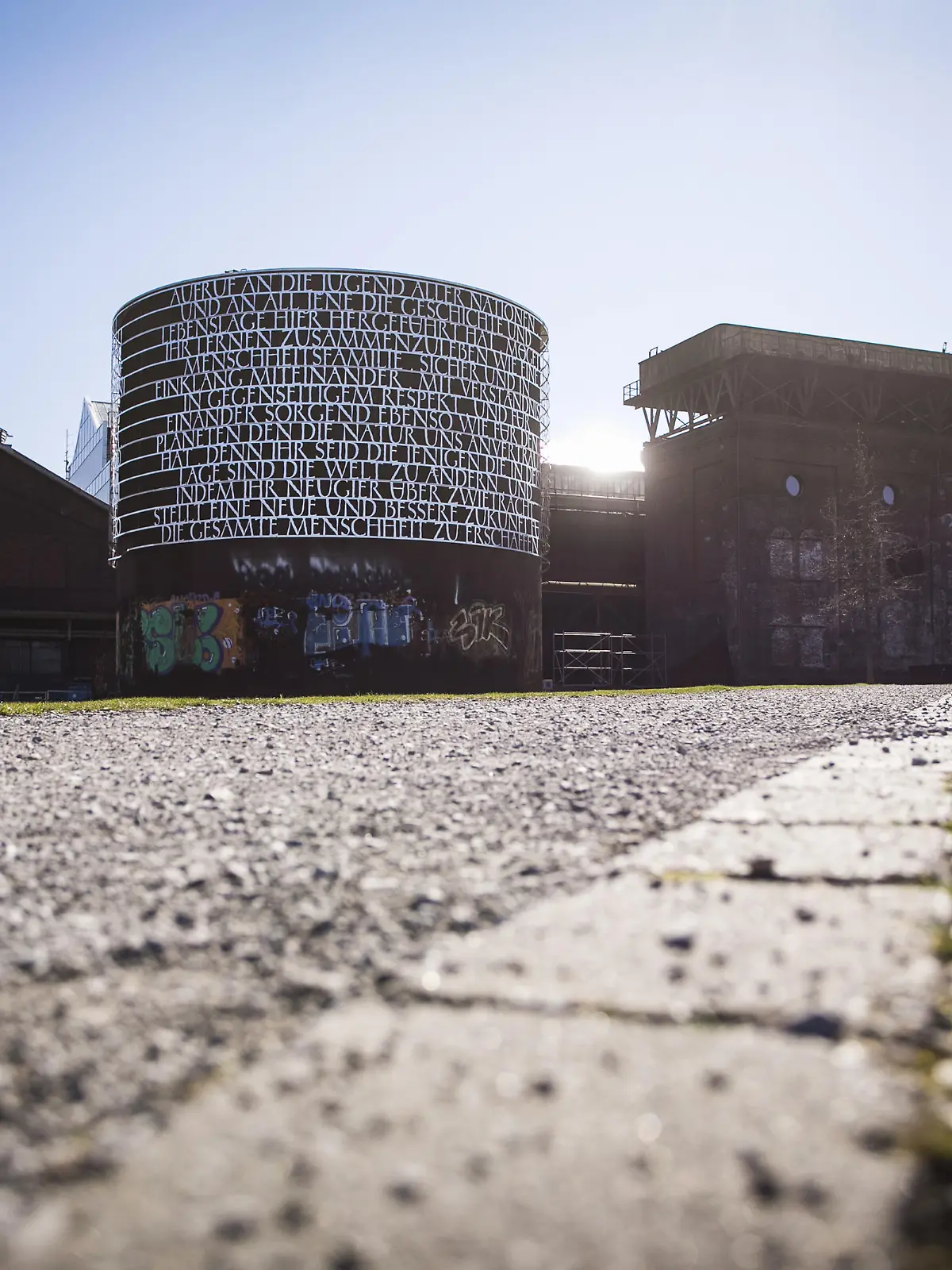 22.03.2020, Bochum, Westpark im Bild | picture shows: Menschenleer: der Bochumer Westpark rund um die Jahrhunderthalle wirken wie ausgestorben, Foto © nordphoto / Rauch