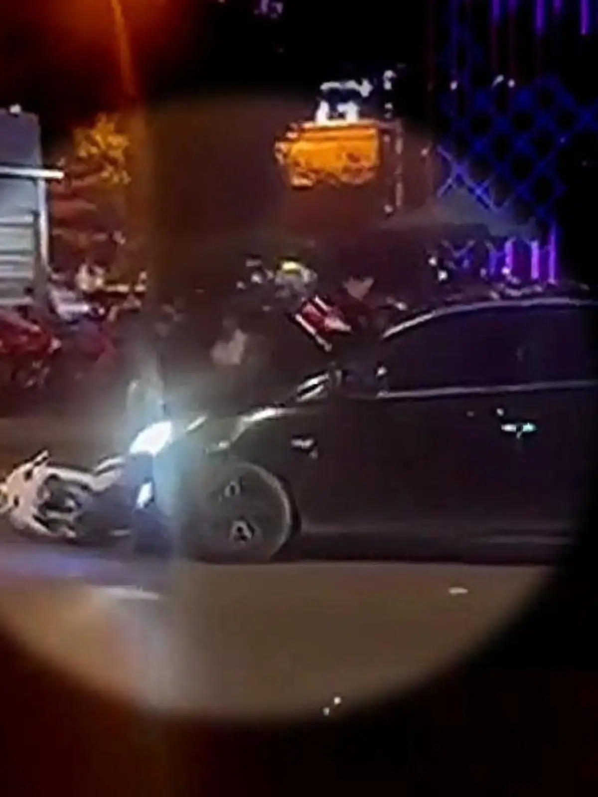 So einfach will dieser Mann seine Freundin nicht gehen lassen. Nach einem Streit krallt er sich verzweifelt auf der Motorhaube ihres Autos fest. Seine Partnerin scheint das aber ziemlich kalt zu lassen. Die spektakulären Bilder sehen Sie im Video.