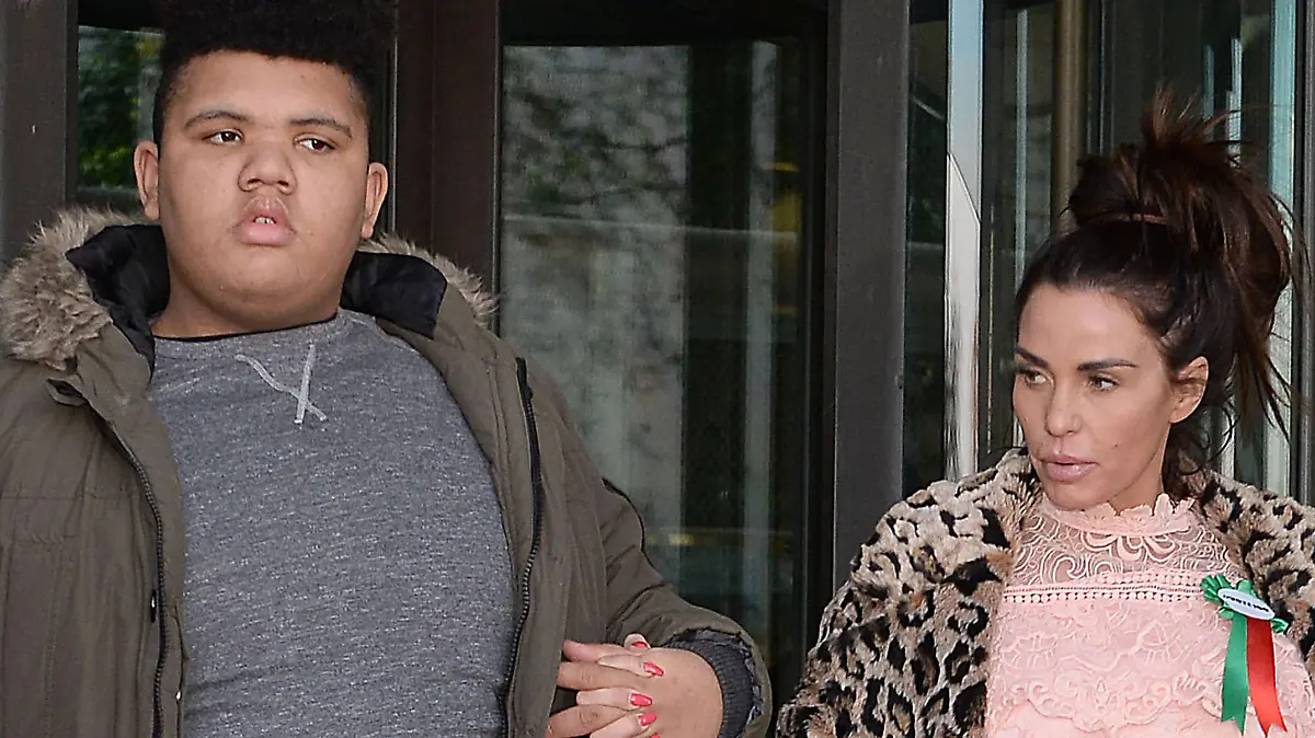 Harvey Price (l.) und seine Mama Katie (r.).