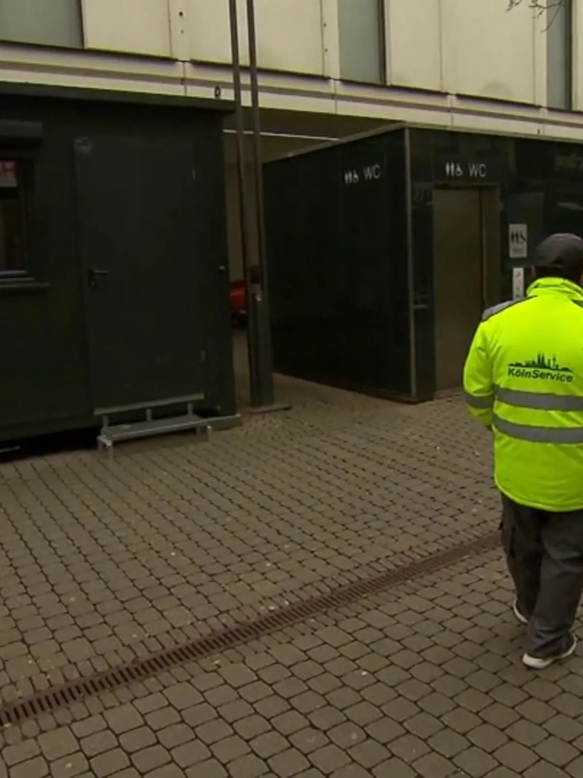 Bild zu: "Toilette wird bewacht"