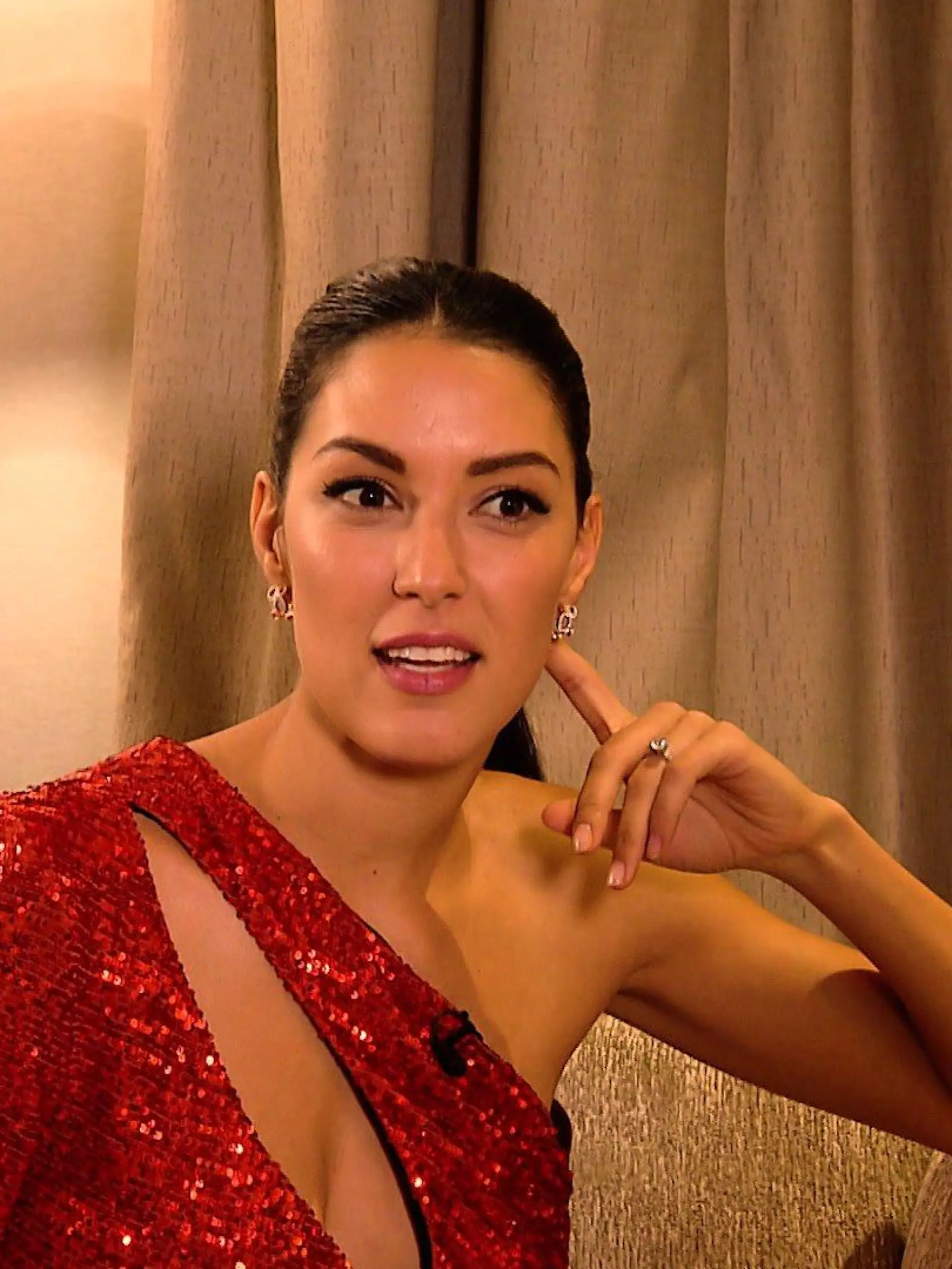 Rebecca Mir stellt sich David Modjarads Fragen bei "Ein Promi ein Joker".
