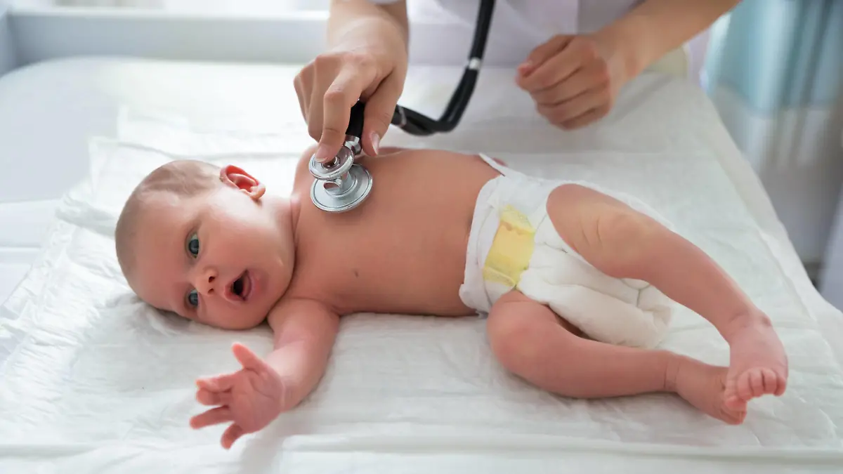 Baby wird vom Arzt untersucht