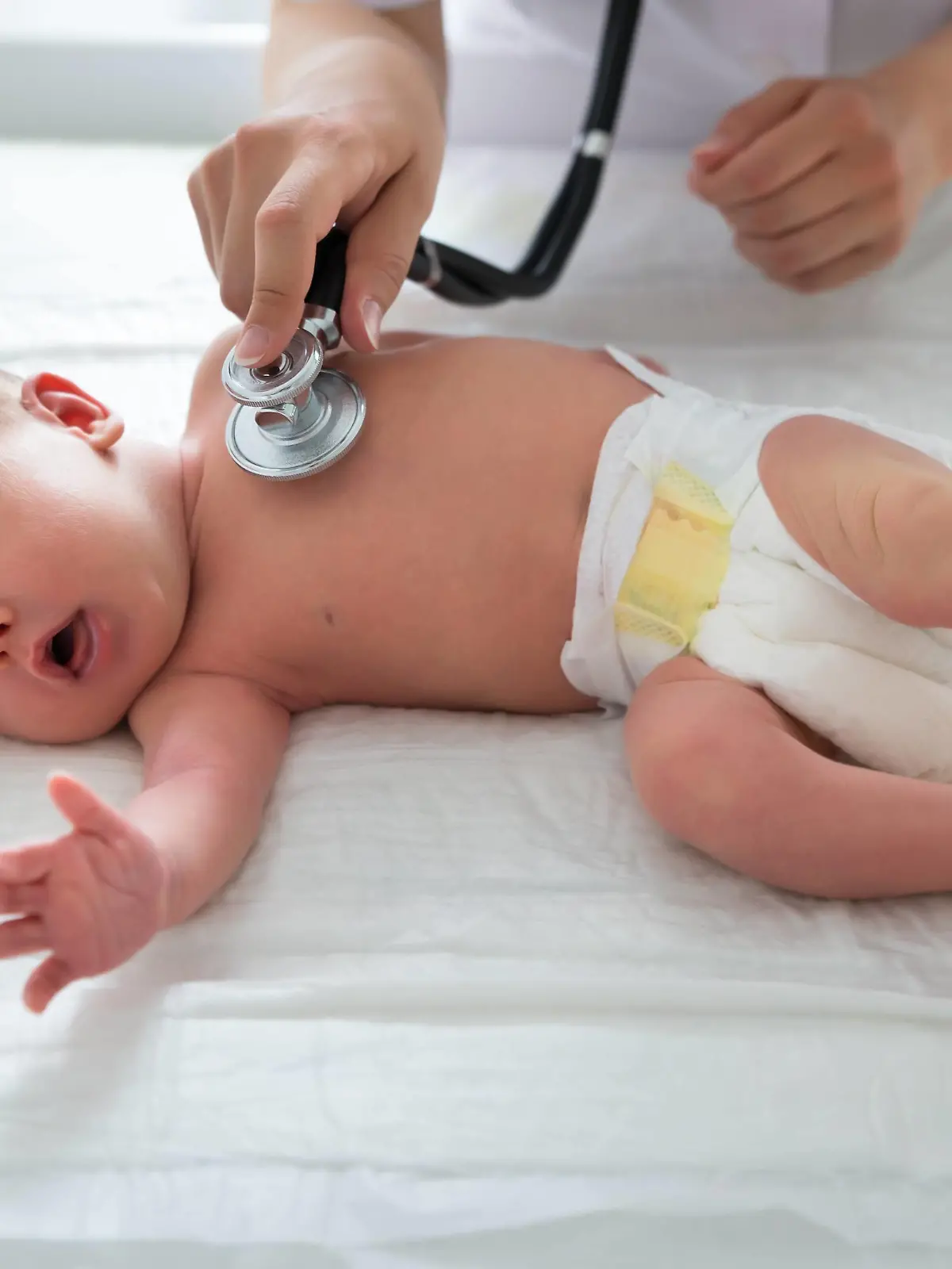 Baby wird vom Arzt untersucht