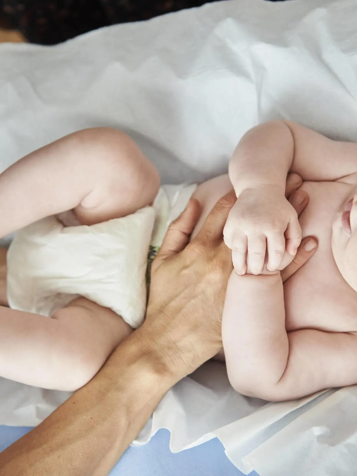 Arzt tastet Bauch vom Baby ab