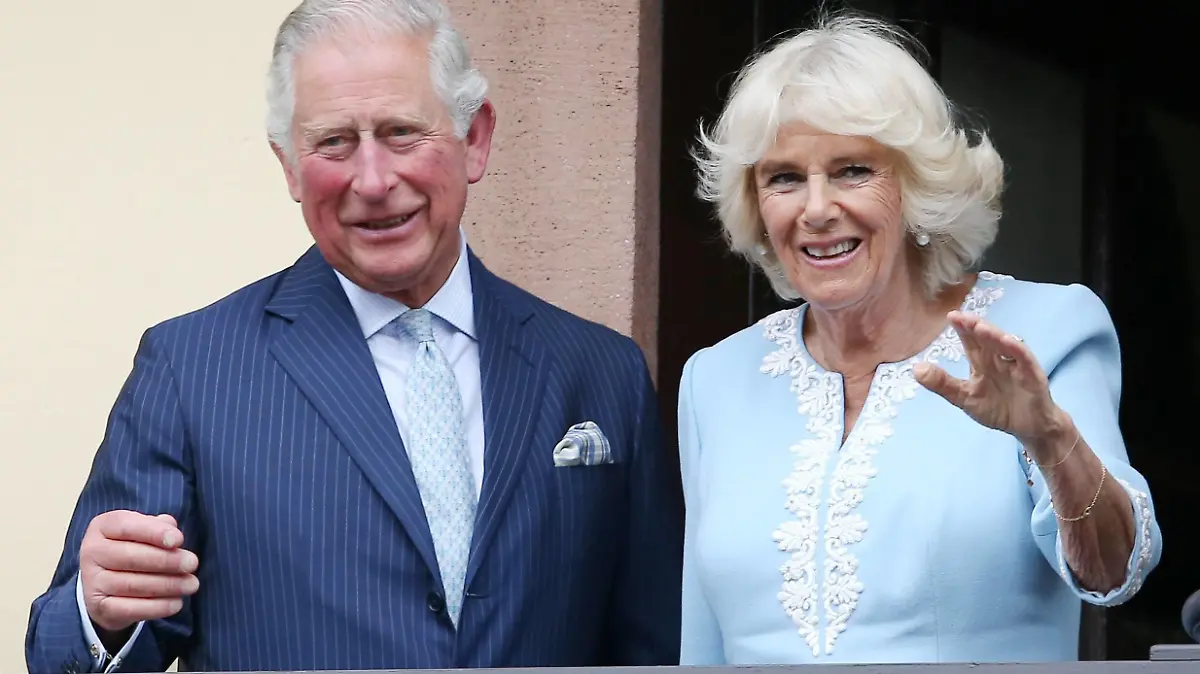 Entertainment Bilder des Tages Leipzig, 08.05.2019, Staatsbesuch des britischen Königshauses. Thronfolger Prinz Charles und Herzogin Camilla auf dem Rathausbalkon , *** Leipzig 08 05 2019 State visit of the British royal family heir to the throne Prince Charles and Duchess Camilla on the town hall balcony