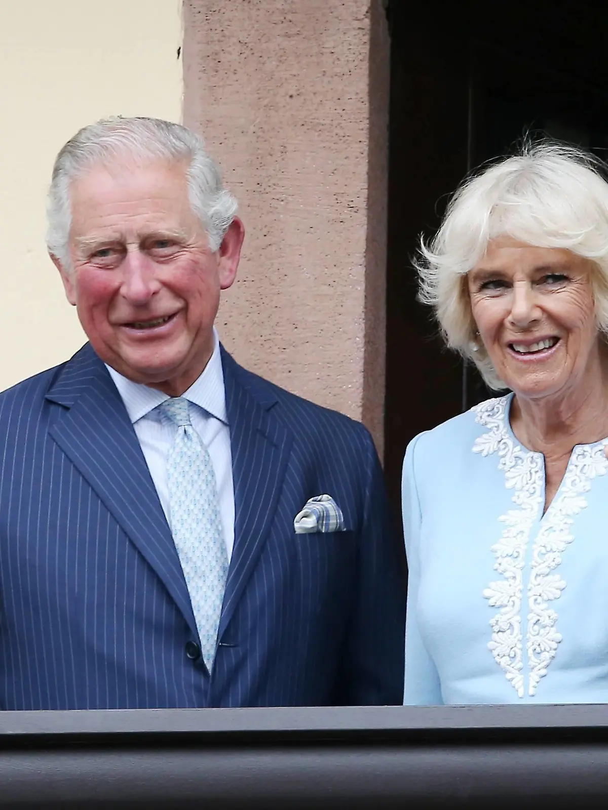  Entertainment Bilder des Tages Leipzig, 08.05.2019, Staatsbesuch des britischen Königshauses. Thronfolger Prinz Charles und Herzogin Camilla auf dem Rathausbalkon , *** Leipzig 08 05 2019 State visit of the British royal family heir to the throne Prince Charles and Duchess Camilla on the town hall balcony